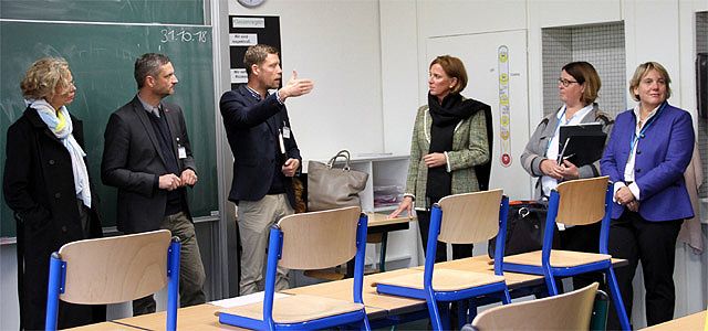Bildungsministerin Gebauer zu Besuch in der Privaten Sekundarschule Schloss Varenholz